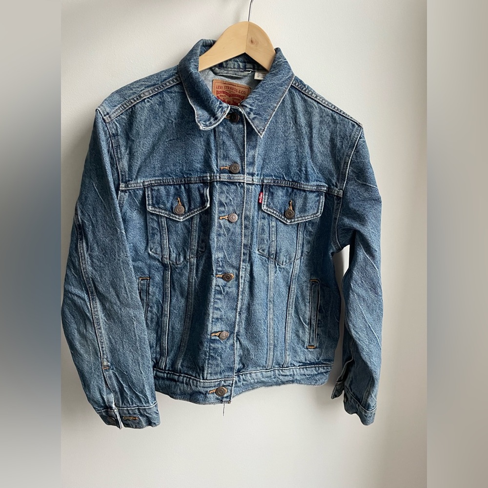 Levi’s Trucker Jacket in Medium Wash
